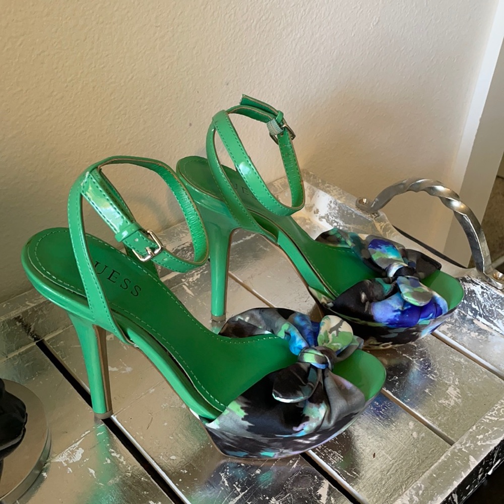 Guess 7M tie dye and green heel